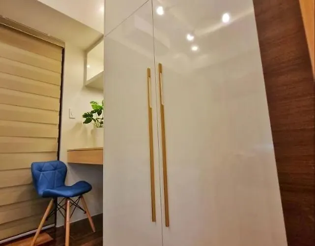 Ambiance Air Ayala Makati Balcony Netflix * مانيلا