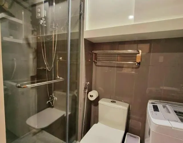 Ambiance Air Ayala Makati Balcony Netflix * مانيلا